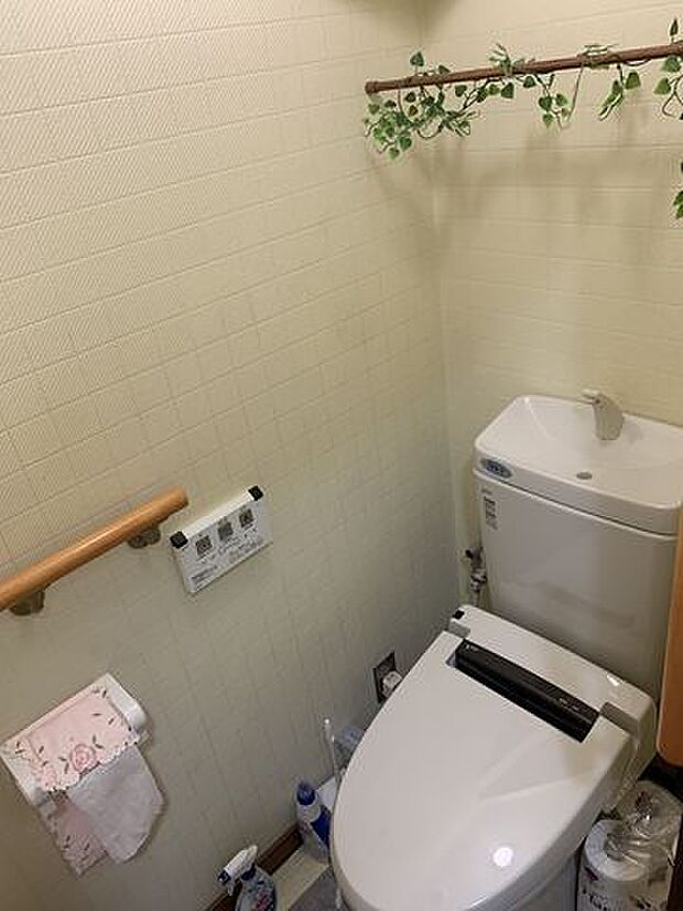 トイレは新しく取替えているので、シャワー付きトイレになります。