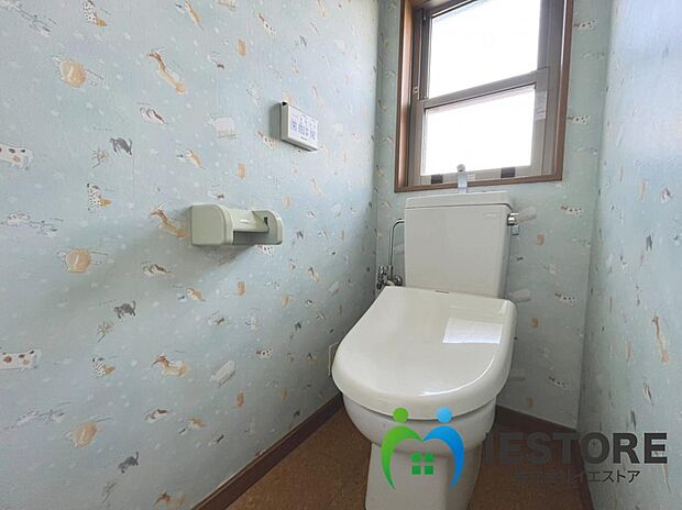 【温水洗浄便座付きトイレ】あったら嬉しい温水洗浄便座付き！1階と2階にあり、どちらも窓があります♪