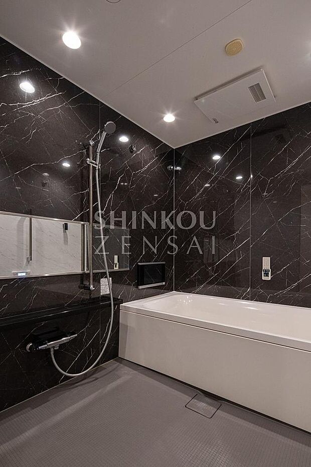 １．６ｍ×２．０ｍ（オートバスを採用した快適な浴室。ナノシャワー・バブル浴で寛ぎのバスタイムが実現）