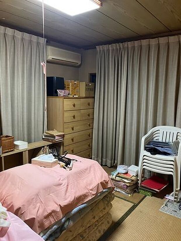 こういった和室に布団を敷いて寝るのも良いですね♪昔ながらのお部屋はいかがでしょうか。