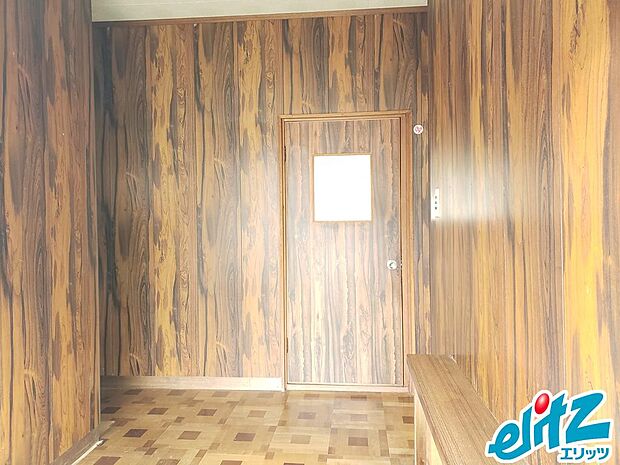 【玄関】玄関も広々とスペースを確保できており、廊下を含め、洋室の木目内装に統一されています。