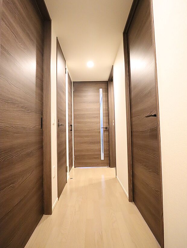 （廊下）玄関からまっすぐ伸びる廊下は掃除がしやすく、お家を清潔に保つことができます。
