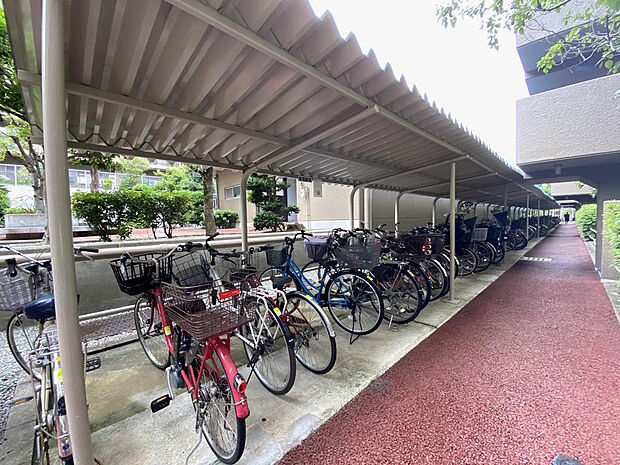 【駐輪場】屋根付きのため、大切な自転車を雨風から守ってくれます。また、雨の日の乗り降りがしやすいのも助かりますね。空き状況や月額利用料金については確認が必要です。お気軽にお問い合わせください。