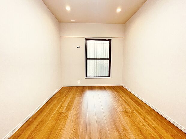 『洋室』〜5.2帖〜柔らかな色合いの床材で心地良さもアップ、寝室にも合うお部屋です。クローゼットも完備しています。