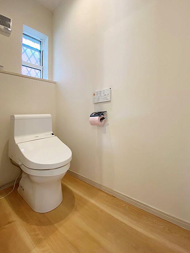 1階のトイレです。もちろん温水洗浄機能付きです。