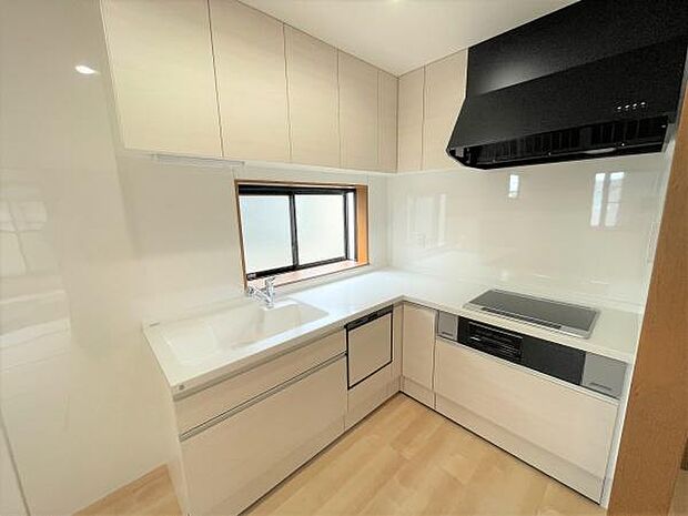 L字型でゆったりとしたキッチン　収納棚もあります！
