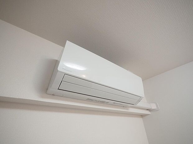 室内の空調設備としてはメジャーなエアコン。当該マンションをご購入の際には新品のエアコンが付いてきます。