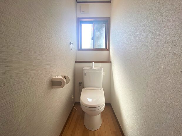 各階にトイレがあり便利です。温水洗浄便座付きのトイレは、清潔感がございます。