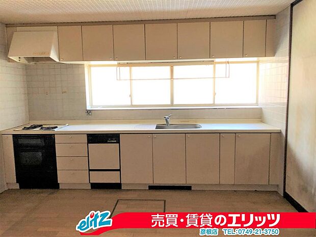 【キッチン】システムキッチンを採用！3口のガスコンロや食器洗浄乾燥機が付いているので、台所に立つ方は、うれしい広さと設備です。
