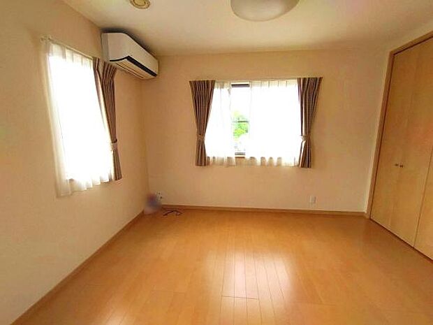 2階世帯が寝室にする3階洋室は明るめの木色