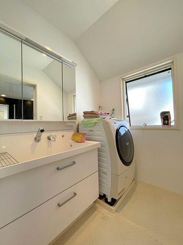 ハンドシャワー付き機能的な三面鏡洗面化粧台。ストレスフリーの広さの洗面所。