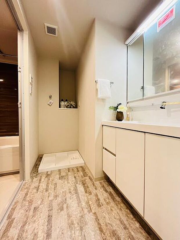 ハンドシャワー付き機能的な三面鏡洗面化粧台！ストレスフリーの広さがある洗面所も魅力的！