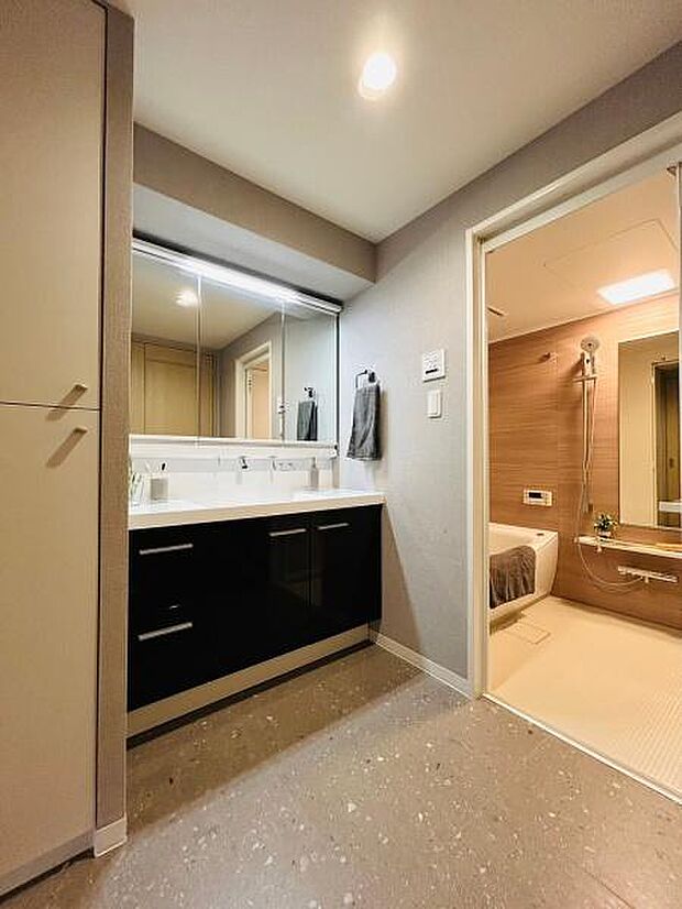 ハンドシャワー付き機能的な洗面化粧台！ストレスフリーの広さがある洗面所も魅力的！