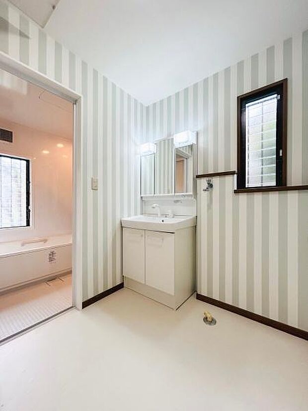 ハンドシャワー付き機能的な三面鏡洗面化粧台！ストレスフリーの広さがある洗面所も魅力的！