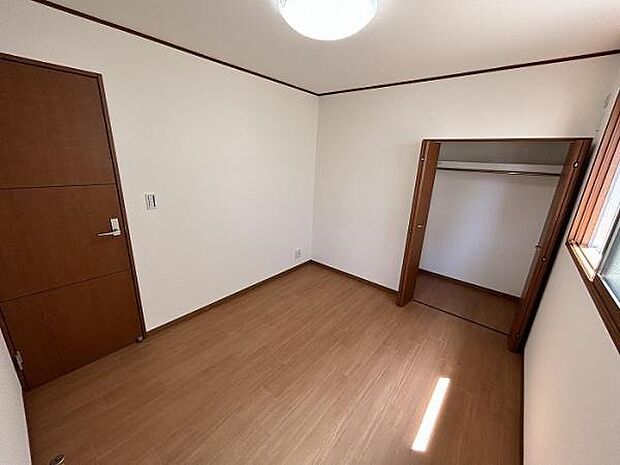 5.2帖の洋室。全居室、窓と収納がついているプライベートルームです。