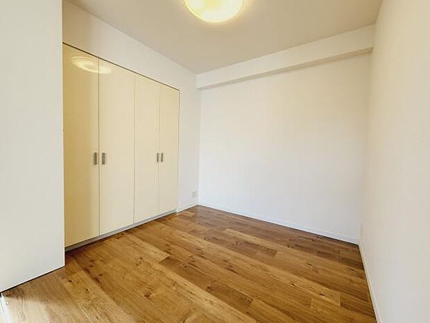 4.2帖の洋室〜感性を育むプライベートルームはシンプルでスマートな空間。引戸を開放してリビングと一体で利用できるお部屋です。