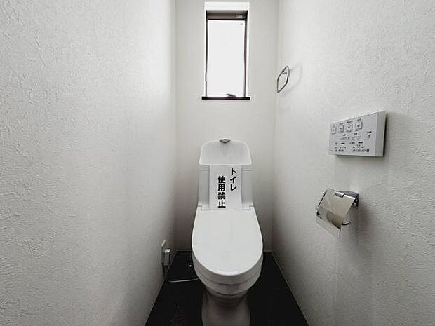 人気のシャワートイレが付いており、トイレットペーパーの無駄をなくすだけでなく感染症の予防にも効果的です。トイレは1階と2階それぞれにございますので、来客の際もスムーズに使うことができて便利です。