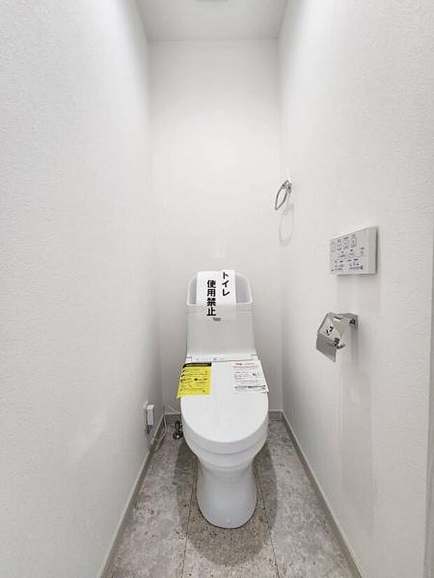 白を基調とした明るく清潔感のある空間に仕上がりました。人気のシャワートイレが付いており、トイレットペーパーの無駄をなくすだけでなく感染症の予防にも効果的です。