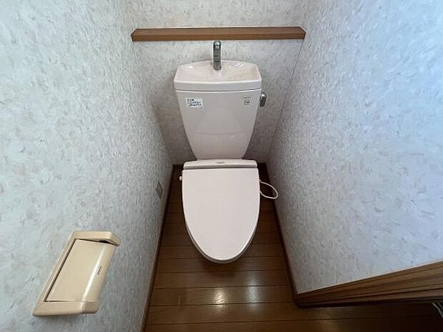 トイレは1階と2階それぞれにございますので、忙しい時や来客の際もスムーズに使うことができて便利です（こちらの画像はリフォーム前のものとなります）。
