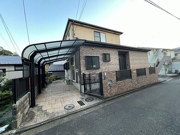 第1種低層住居専用地域内に立地。住環境に配慮され、生活のしやすさに重点をおいた閑静な住宅地です。カースペース2台可（車種による）、急な来客時や日々の暮らしに車が欠かせないご家族にも便利です。