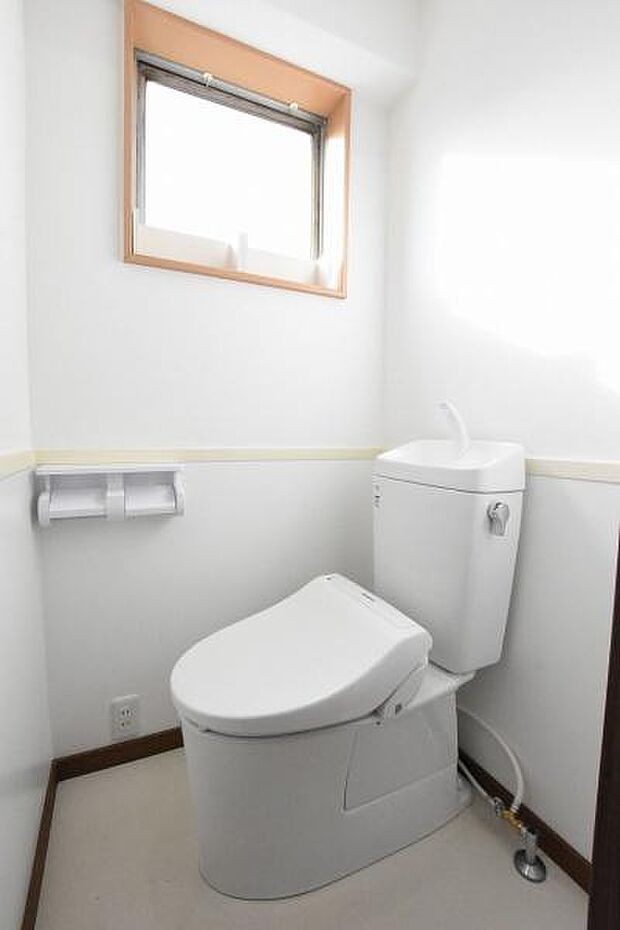 白を基調とした明るく清潔感のある空間。人気のシャワートイレが付いており、トイレットペーパーの無駄をなくすだけでなく感染症の予防にも効果的です（こちらの画像はリフォーム前のものとなります）。