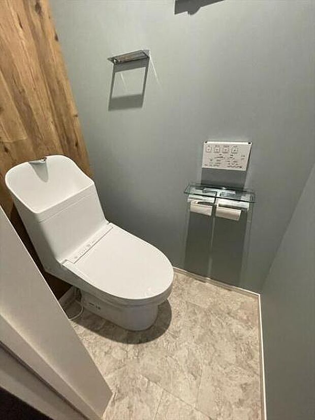 トイレは1階と2階それぞれにございますので、忙しい時や来客の際もスムーズに使うことができて便利です。人気のシャワートイレを採用し日々の生活を快適にします。