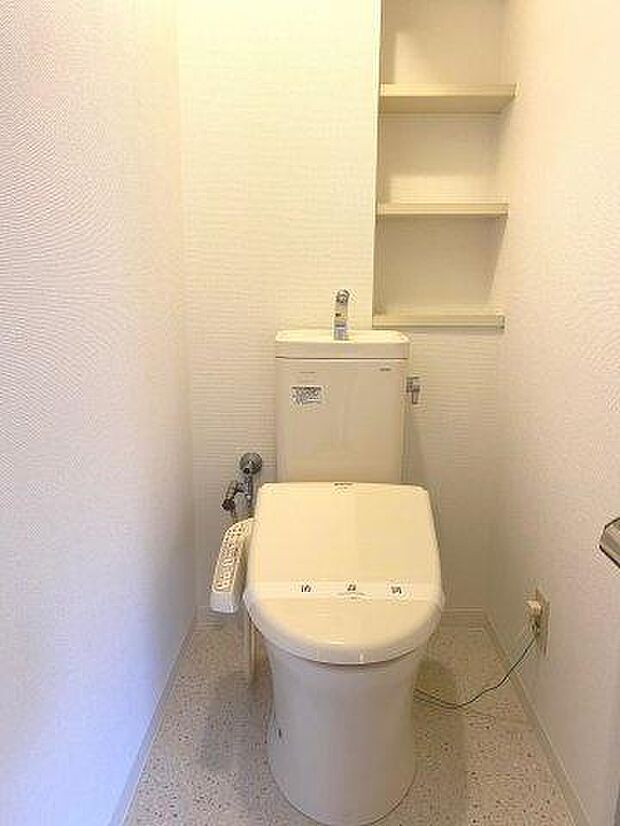 白を基調とした明るく清潔感のある空間。人気のシャワートイレが付いており、トイレットペーパーの無駄をなくすだけでなく感染症の予防にも効果的です。