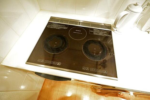 キッチンはIHクッキングヒーターを採用。火が出ないので安心してお料理ができます。フラットプレートで汚れが拭き取りやすくお手入れが簡単です。