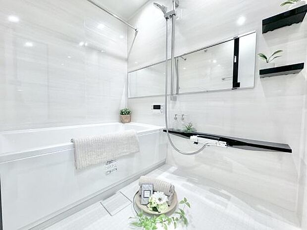 落ち着いた空間を演出するカラーとゆったりお使い頂ける広さが魅力のバスルーム。浴室には浴室乾燥機も付いており、いつでも快適で心地の良いバスタイムを実現できます。