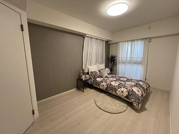 7帖の洋室。ゆとりのある広さを確保しており主寝室としてもご利用いただけます。独立性の高いお部屋ですので、プライベート空間をしっかり確保することが可能です。