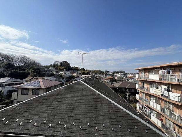 現地からの眺望〜最上階角部屋につき日当たり、通風、眺望良好。マンションならではの高い空を望める開放的な暮らしが手に入ります。