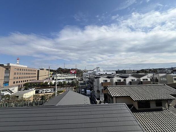 最上階につき日当たり、眺望良好です。開放感があり遮るものもなく気持ちのいい景色が広がります。景色を眺めながらリフレッシュタイムを過ごすのもおススメです。