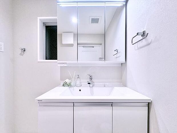 ご家族の1日が始まり1日の終わりを締めくくる洗面空間。洗面化粧台にも収納スペースを設ける事により散らかりやすい洗面スペースをスッキリ保てます。