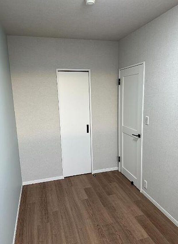 5.1帖の洋室〜感性を育むプライベートルームはシンプルでスマートな空間。1.2帖のWICが付いており、収納家具を少なくして居住スペースを有効活用できます。