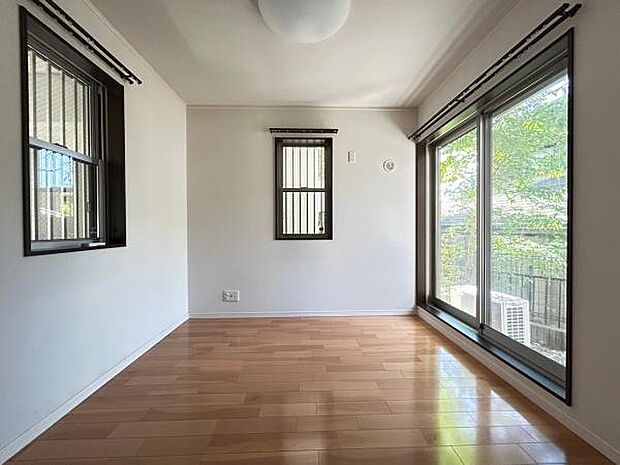 4.5帖の納戸〜住まう方自身でカスタマイズして頂けるようにシンプルにデザインされた室内。自由度が高いので家具やレイアウトでお好みの空間を創り上げられます。