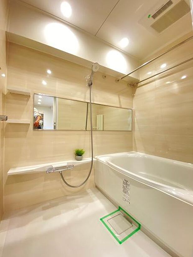 落ち着いた空間を演出するカラーとゆったりお使い頂ける広さが魅力のバスルーム。浴室乾燥機も付いており、いつでも快適で心地の良いバスタイムを実現できます