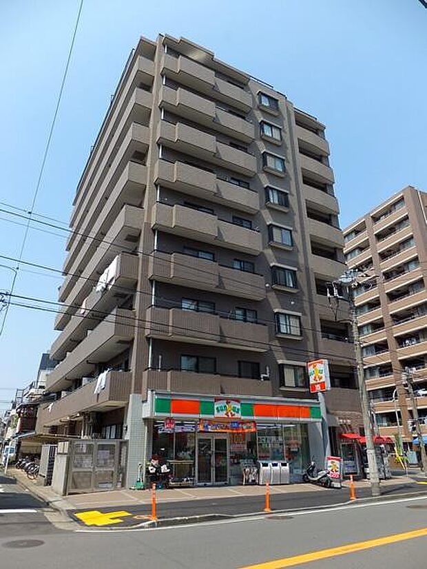 JR各線「横浜」駅徒歩12分の好立地。駅前には多数の商業施設がありお買物にも困りません。