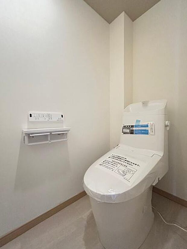人気のシャワートイレが付いており、トイレットペーパーの無駄をなくすだけでなく感染症の予防にも効果的です（写真はリフォーム前のものとなります）。