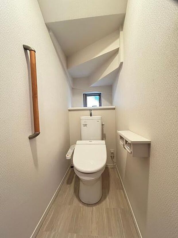 白を基調とした明るく清潔感のある空間。トイレは1階と2階それぞれにございますので、忙しい時や来客の際もスムーズに使うことができて便利です。
