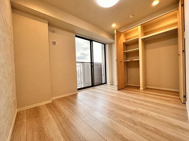 5.3帖の洋室〜ゆとりのある広さを確保しており主寝室としてもご利用もおススメ。独立性の高いお部屋ですので、プライベート空間をしっかり確保することが可能です。