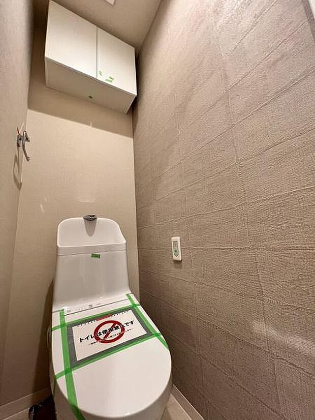 人気のシャワートイレが付いており、トイレットペーパーの無駄をなくすだけでなく感染症の予防にも効果的です。