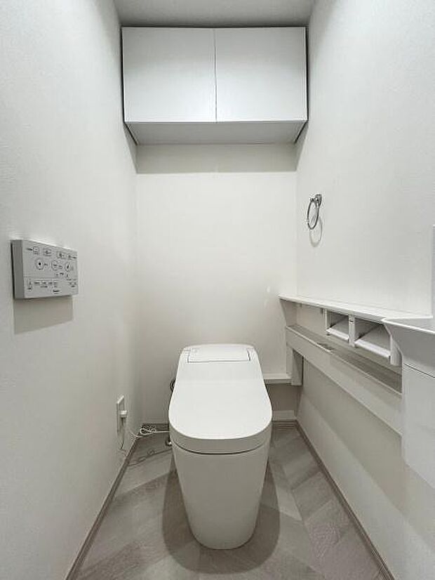 白を基調とした明るく清潔感のある空間に仕上がりました。人気のシャワートイレが付いており、トイレットペーパーの無駄をなくすだけでなく感染症の予防にも効果的です。