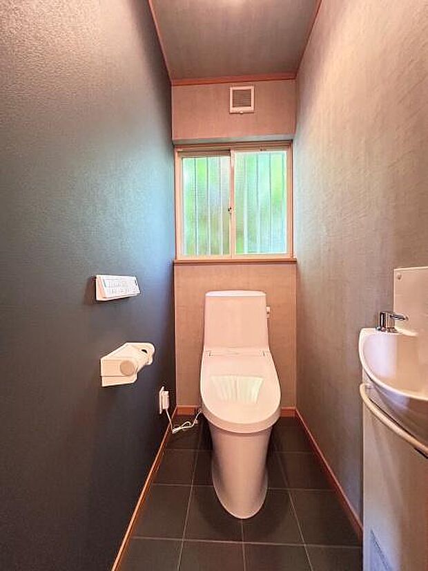 トイレは1階と2階それぞれにございますので、忙しい時や来客の際もスムーズに使うことができて便利です。人気のシャワートイレ付の清潔感のある空間です。