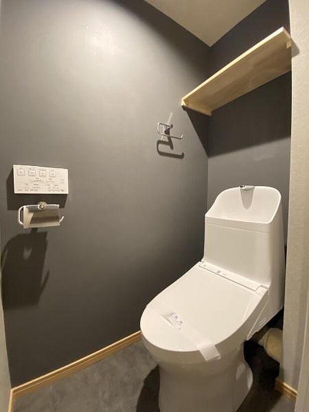 室内参考写真〜人気のシャワートイレが付いており、トイレットペーパーの無駄をなくすだけでなく感染症の予防にも効果的です。