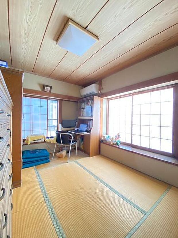 2つの窓からたっぷりの日差しが降り注ぐ明るいお部屋です。来客のおもてなしやお子様のお昼寝などさまざまな生活シーンで便利に使えます。