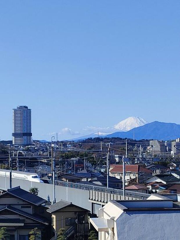 天候がよいと富士山が望めます。この写真は今年の1月1日に売主様が撮影した写真です。