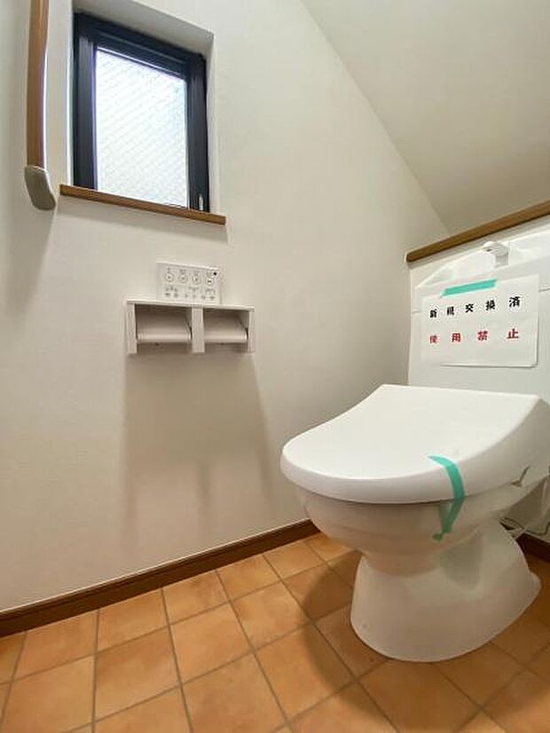 人気のシャワートイレが付いており、トイレットペーパーの無駄をなくすだけでなく感染症の予防にも効果的。トイレは1階と2階それぞれにございますので、忙しい時や来客の際もスムーズに使うことができて便利です。