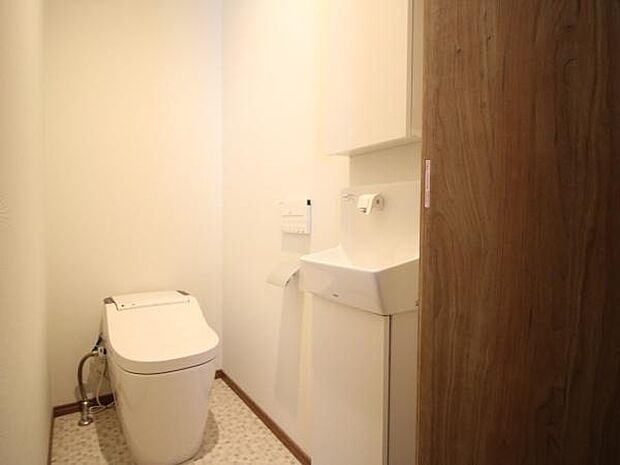 トイレです。独立手洗い器もあり、広々とした空間です。