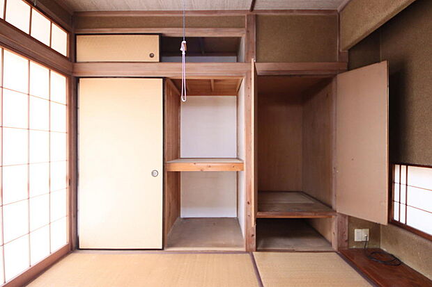 1階和室4.5帖押入　和室にはお布団がしまえるスペースもあります　