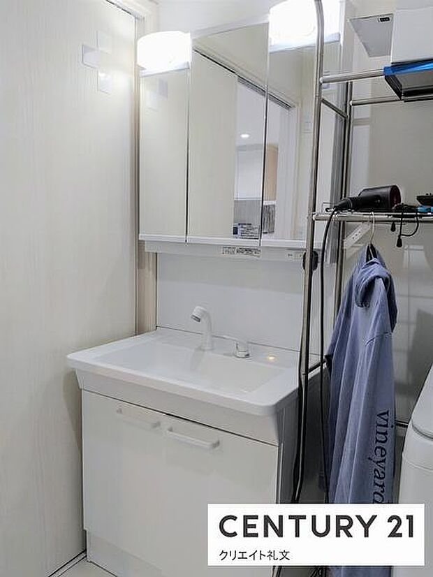 洗面台の鏡は三面鏡になります。裏は収納になっています。洗面台の隣は洗濯機置き場